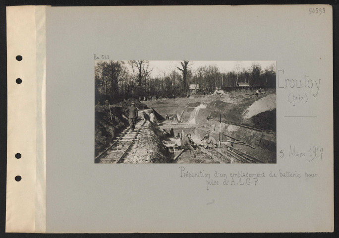 Croutoy (près). Préparation d'un emplacement de batterie pour pièce d'ALGP