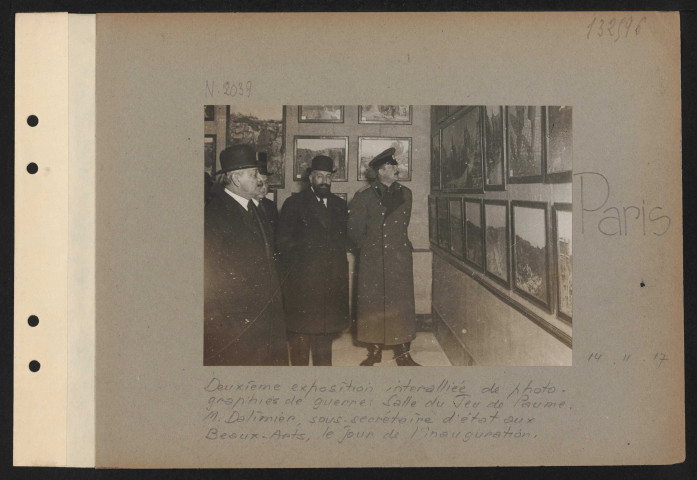 Paris. Deuxième exposition interalliée de photographies de guerre. Salle du Jeu de Paume. M. Dalimier sous-secrétaire d'État aux Beaux-arts, le jour de l'inauguration