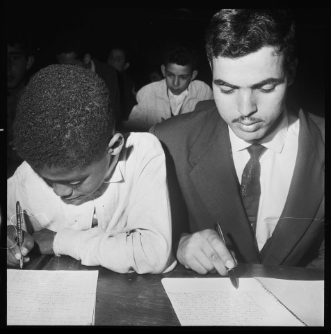 Reportage sur une école où écrivent et travaillent des enfants et des adultes (suite) et réunion publique