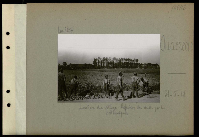 Oudezeele. Lisières du village. Réfection des routes par les Britanniques