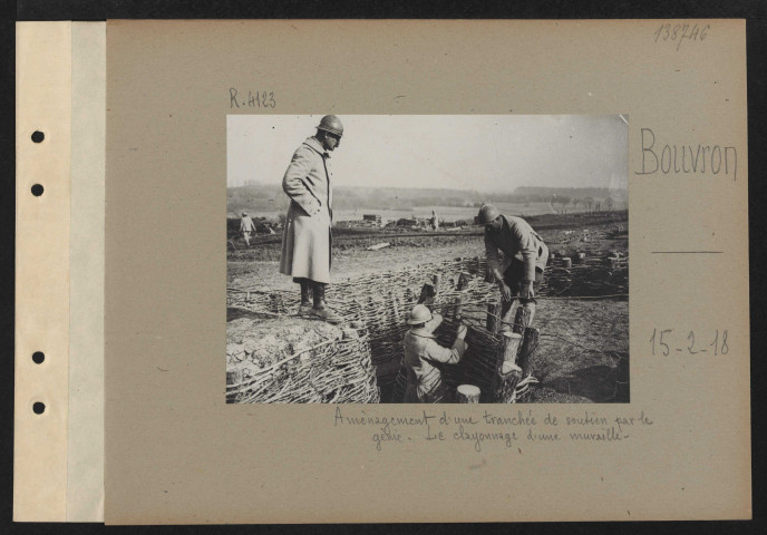 Bouvron (près). Aménagement d'une tranchée de soutien par le génie. Le clayonnage d'une muraille