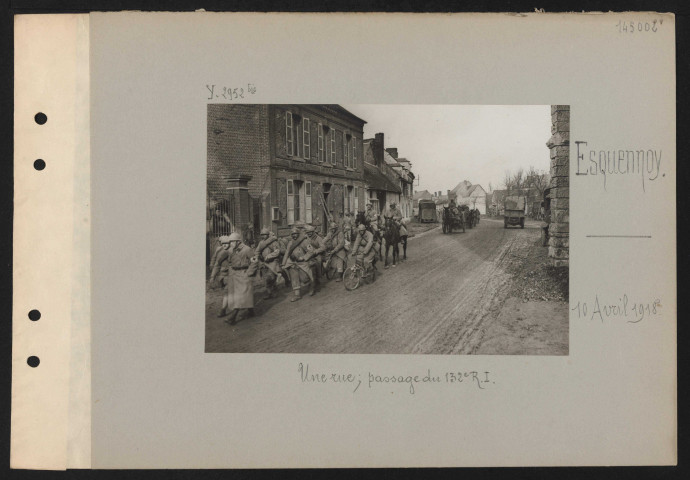 Esquennoy. Une rue ; passage du 132e RI