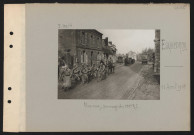 Esquennoy. Une rue ; passage du 132e RI