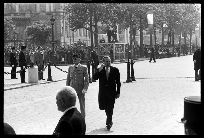 Habib Bourguiba, Michel Debré et Chaban-Delmas à l'Arc de Triomphe. Manifestation du FSI de la Bastille à la Nation