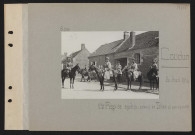Coudun. Deuxième régiment de spahis : colonel de Tinan et son escorte