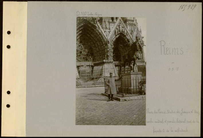 Reims. Place du Parvis. Statue de Jeanne d'Arc ; porche central et porche latéral sud de la façade ouest de la cathédrale