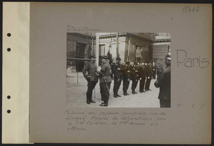Paris. Caserne des sapeurs-pompiers, rue de Sévigné. Remise de décorations par le colonel Cordier. Le colonel décore un officier