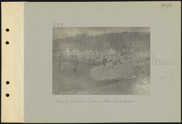 Braisne. Camp de prisonniers. Prisonniers allemands se reposant