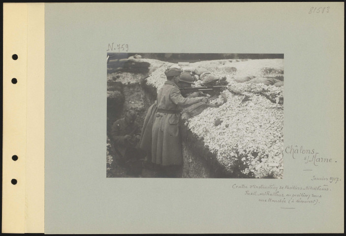 Châlons-sur-Marne. Centre d'instruction de fusiliers-mitrailleurs. Fusil-mitrailleur en position dans une tranchée (à découvert)