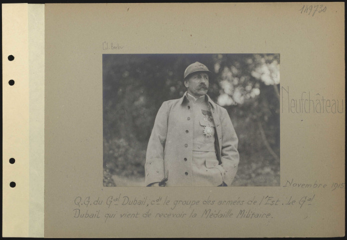 Neufchâteau. Quartier général du général Dubail commandant le groupe des armées de l'Est. Le général Dubail qui vient de recevoir la médaille militaire