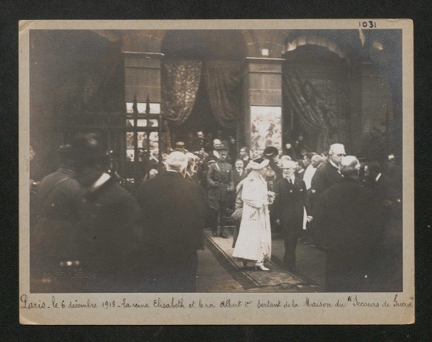 La reine Elisabeth et le roi Albert 1er sortant de la maison du "Secours de Guerre"
