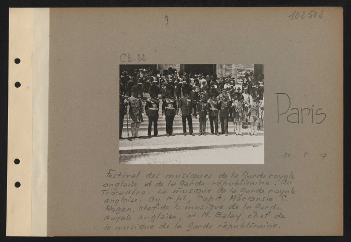 Paris. Festival des musiques de la garde royale anglaise et de la garde républicaine. Au Trocadéro. La musique de la garde royale anglaise. Au premier plan, capitaine Mackensie, C. Rogan, chef de la musique de la garde royale anglaise et M. Balay, chef de la musique de la garde républicaine