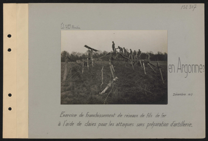 en Argonne ? Exercice de franchissement de réseaux de fils de fer à l'aide de claies pour les attaques sans préparation d'artillerie
