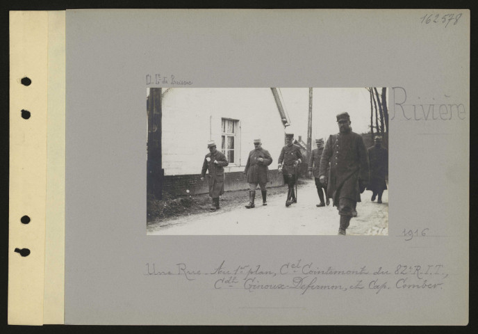 Rivière. Une rue. Au premier plan, colonel Cointemont du 82e RIT, commandant Ginoux-Defermon et capitaine Comber