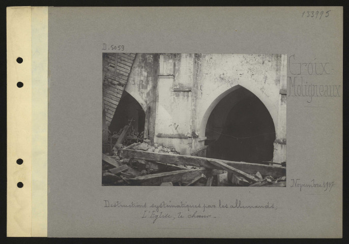 Croix-Moligneaux. Destructions systématiques par les Allemands ; l'église, le chœur