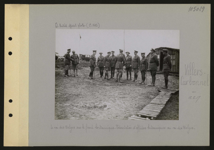 Villers-Carbonnel. Le roi des Belges sur le front britannique. Présentation d'officiers britanniques au roi des Belges