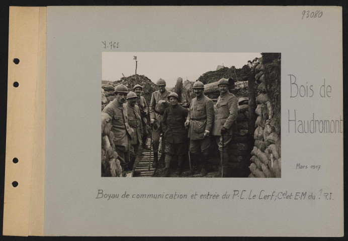 Bois de Haudromont. Boyau de communication et entrée du PC "Le Cerf" ; colonel et EM du ? RI