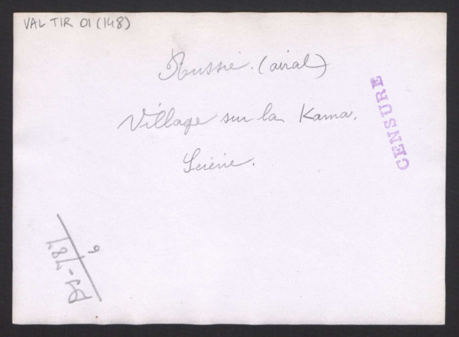 Russie (Oural). Village sur la Kama. Scierie