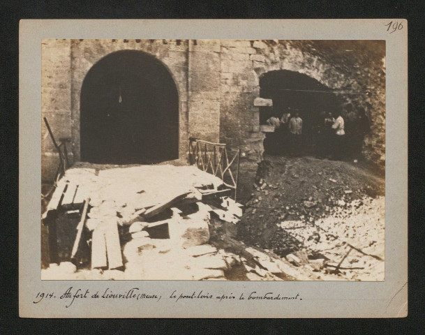 Au fort de Liouville (Meuse). Le pont-levis après le bombardement