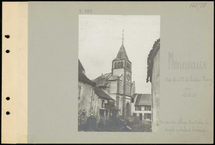 Monneaux (près et à l'ouest de Château-Thierry). Un coin du village. Au deuxième plan, le temple protestant bombardé