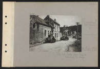 Nampcel. Une rue : tanks légers Renault traversant le village