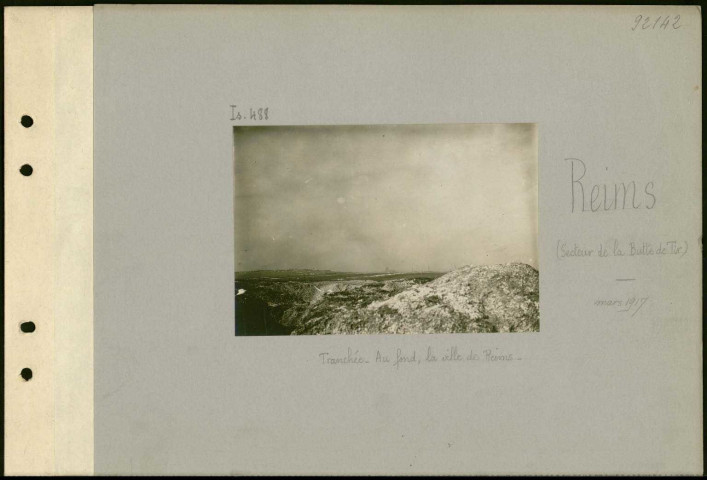 Reims (Secteur de la Butte de Tir). Tranchée. Au fond, la ville de Reims