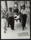 Marseille, insurrection du 21 août 1944. Quartier d'Endourne. Transport d'un blessé