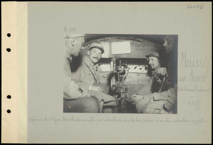 Moussy-sur-Aisne (entre Verneuil-Courtonne et). Défenses de deuxième ligne. Abris blindés camouflés pour mitrailleuses dans les bois. Intérieur d'un abri : mitrailleuse en position