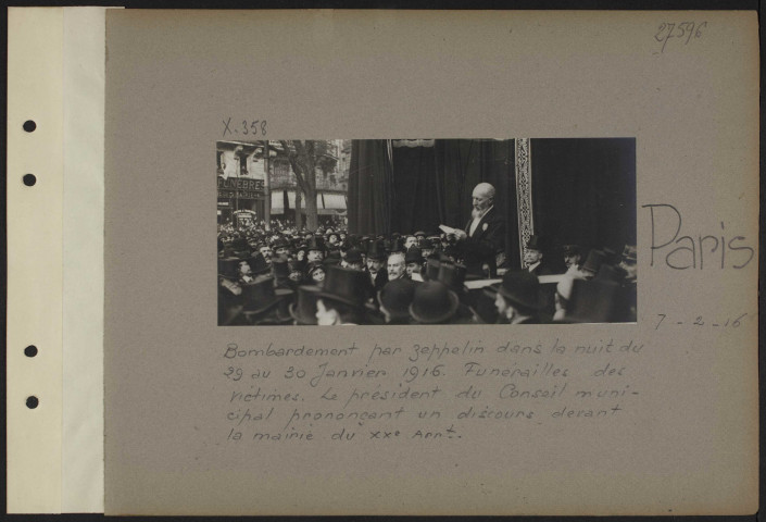 Paris. Bombardement par zeppelin dans la nuit du 29 au 30 janvier 1916. Funérailles des victimes. Le président du conseil municipal prononçant un discours devant la mairie du 20e arrondissement
