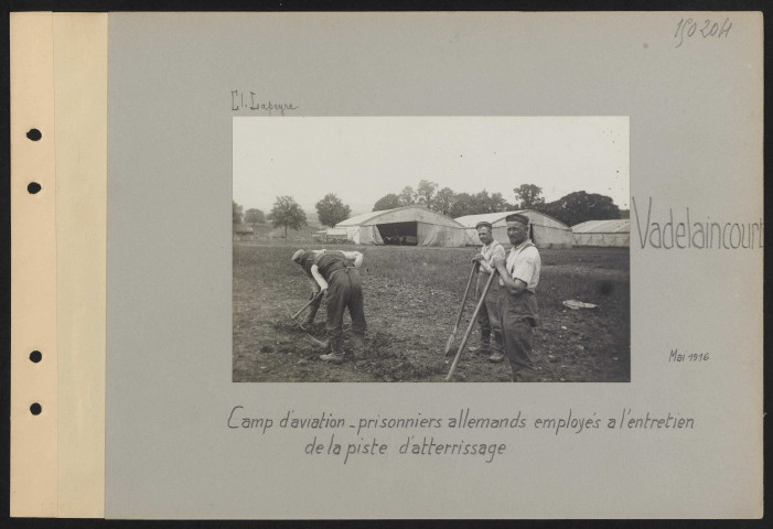 Vadelaincourt. Camp d'aviation. Prisonniers allemands employés à l'entretien de la piste d'atterrissage