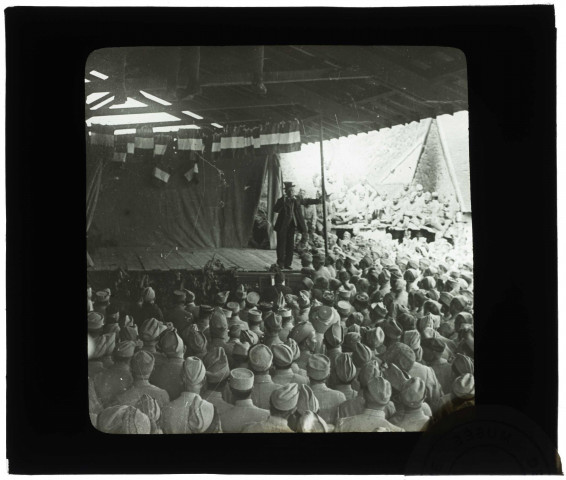 Théâtre improvisé dans une ferme le jour du 14 juillet 1916