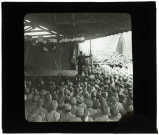 Théâtre improvisé dans une ferme le jour du 14 juillet 1916