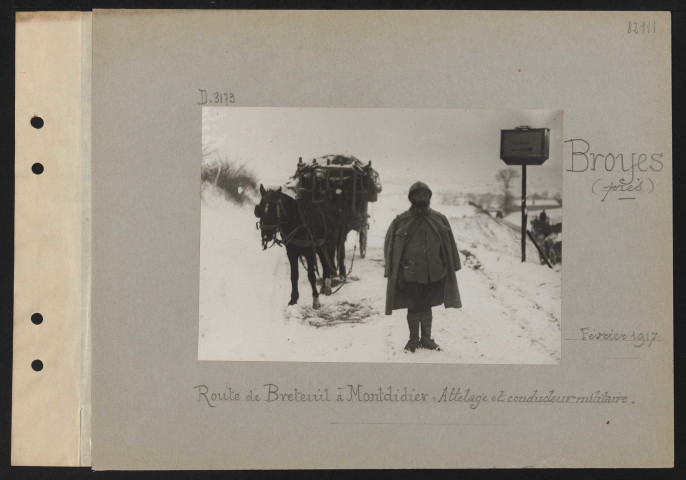 Broyes (près). Route de Breteuil à Montdidier : attelage et conducteur militaire