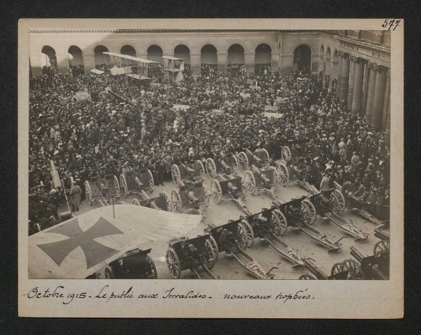Le public aux Invalides. Nouveaux trophées