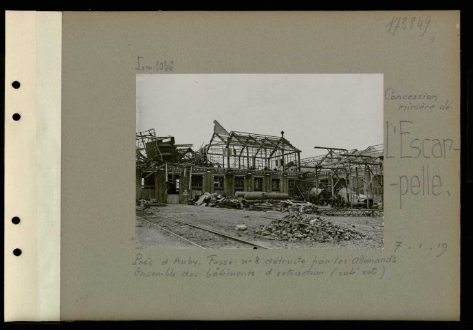 L'Escarpelle (Concession minière de). Près d'Auby. Fosse numéro 8 détruite par les Allemands. Ensemble des bâtiments d'extraction (côté est)