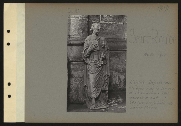 Saint-Riquier. L'église. Dépose des statues par le service d'évacuation des œuvres d'art. Statue en pierre de Saint Pierre