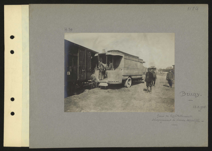 Bruay. Gare de ravitaillement. Déchargement de viande frigorifiée