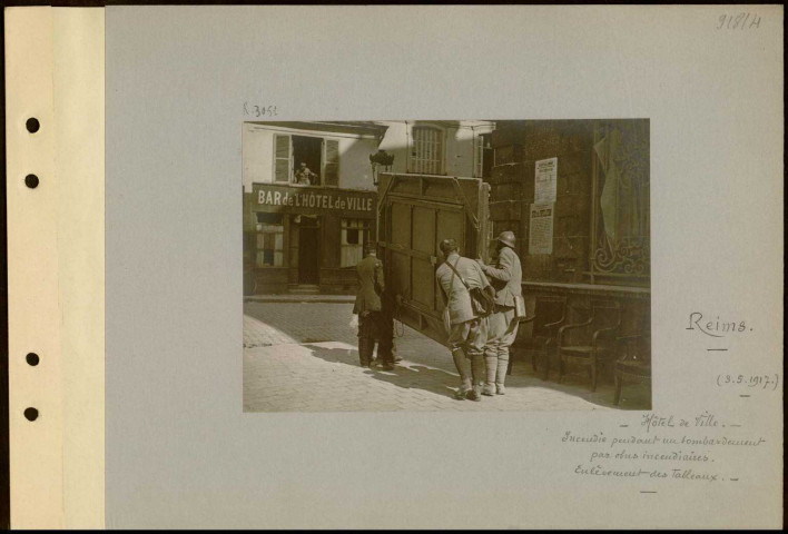 Reims. Hôtel de ville. Incendie pendant un bombardement par obus incendiaires. Enlèvement des tableaux