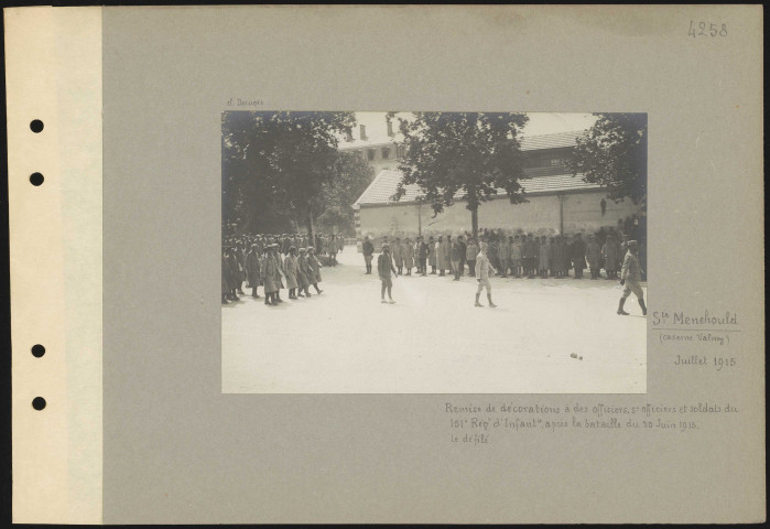 Sainte-Menehould (caserne Valmy). Remise de décorations à des officiers, sous-officiers et soldats du 151e régiment d'infanterie, après la bataille du 30 juin 1915