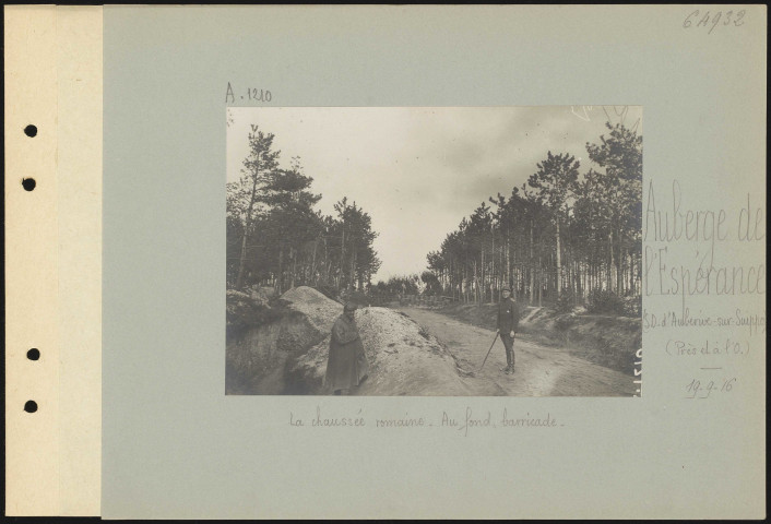 Auberge de l'Espérance (sud-ouest d'Aubérive-sur-Suippes) (près et à l'ouest). La chaussée romaine. Au fond, barricade