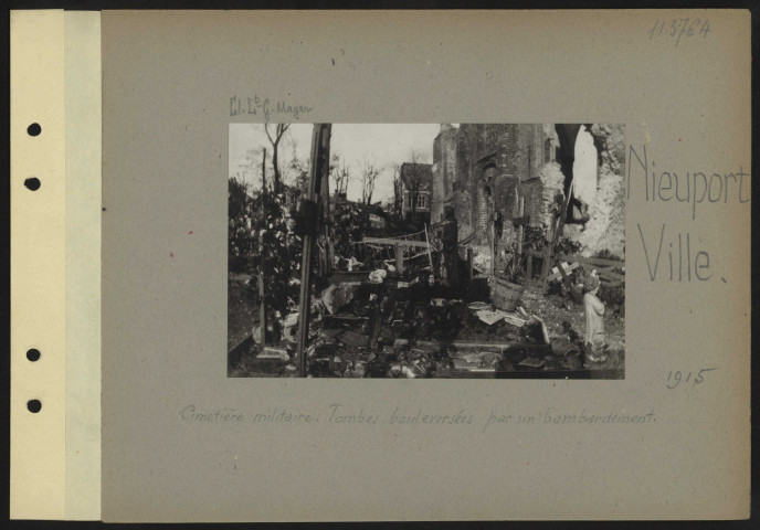 Nieuport-Ville. Cimetière militaire. Tombes bouleversées par un bombardement