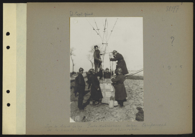 S.l. Sur le front belge. Poste d'aérostiers belges. Équipement de la nacelle d'un ballon d'observation