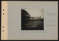 Esquennoy. Camp d'aviation. Avion rentrant au hangar