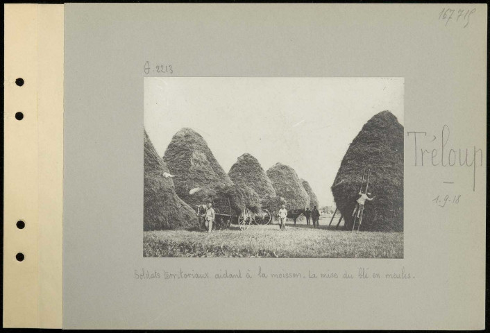 Tréloup. Soldats territoriaux aidant à la moisson. La mise du blé en meules