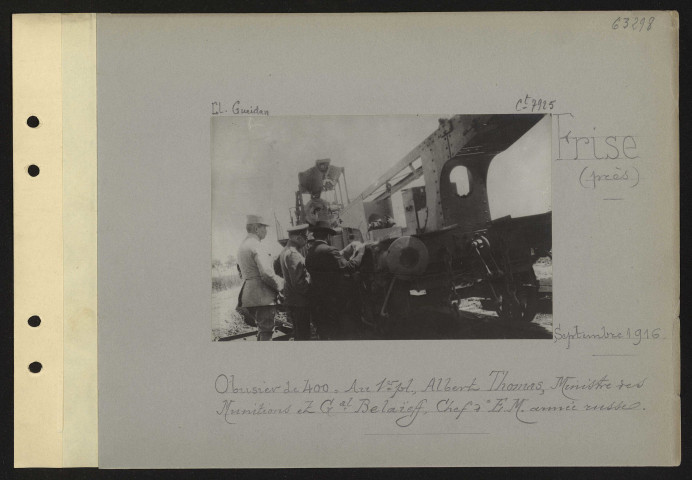 Frise (près). Obusier de 400 : au premier plan, Albert Thomas, ministre des Munitions et général Belaïeff, chef d'état-major armée russe