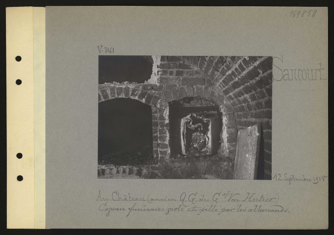 Sancourt. Au château (ancien quartier général du général Von Hutier). Caveau funéraire violé et pillé par les Allemands