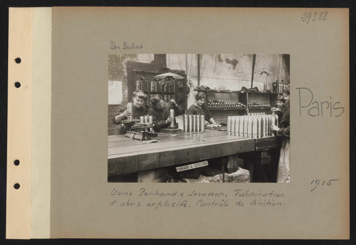 Paris. Usine Panhard et Levassor. Fabrication d'obus explosifs. Contrôle de finition