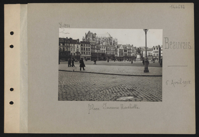 Beauvais. Place Jeanne Hachette