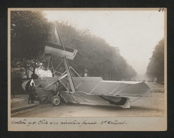 Chute d'un aéroplane français. Boulevard Delessert
