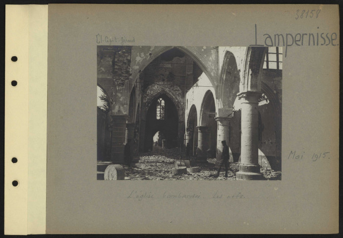 Lampernisse. L'église bombardée. Les nefs